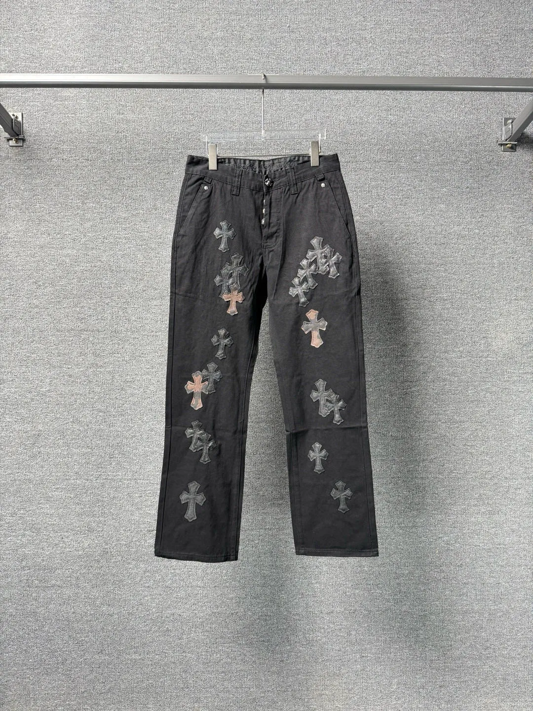 P270 💰 (Top version) Chrome Hearts丨Chrome Hearts Black and Brown Camouflage Cross Patched Leather Jeans - Full of exploring the ultimate in fashion, Chrome Hearts' new Chrome Hearts pants cleverly integrate camouflage cross, camouflage cross and other elements to break the traditional boundaries. Mattyboy's clever fusion of overalls and khaki jeans, the same style, brings endless matching inspiration to fashionistas! Whether it is daily wear or a trendy try, these pants can bring you an excellent fashion experience. Color: black Size: 28-30-32-34 (corresponds to S-M-L-XL)